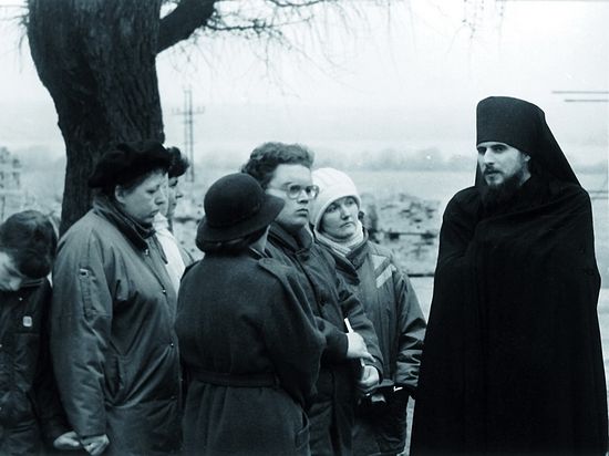 Ієромонах Василь розмовляє з паломниками