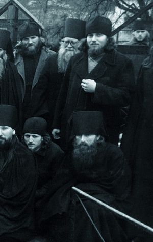 Монах Ферапонт в нижньому ряду праворуч