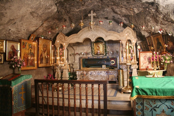 Рака з мощами преподобного Іова Почаївського в печерній церкві Іова Почаївського