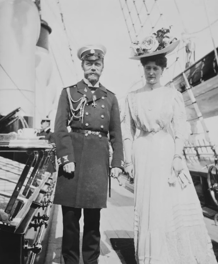 Імператриця Олександра Федорівна з чоловіком Імператором Миколою II