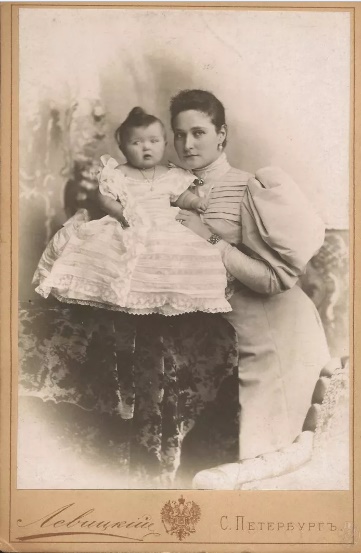 Імператриця Олександра Федорівна з дитиною