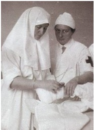 Княжна Віра Гедройц (праворуч) і імператриця Олександра Федорівна в перев'язочній Царськосільського госпіталю. 1915