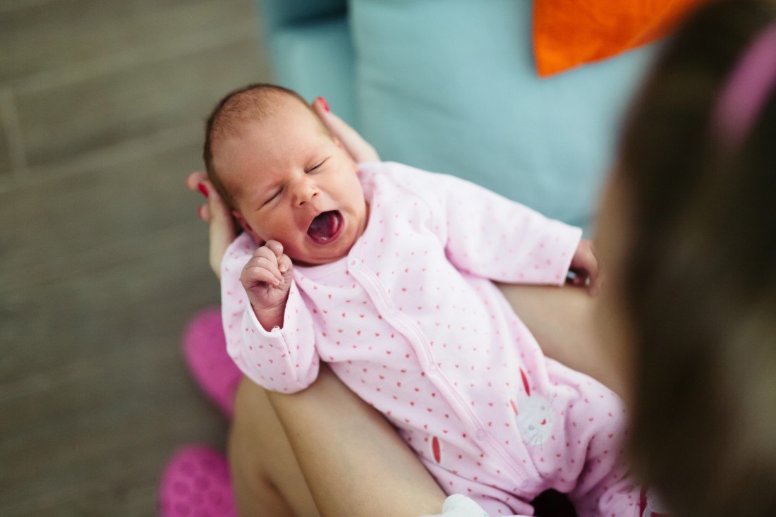 Чому немовля плаче: 17 причин